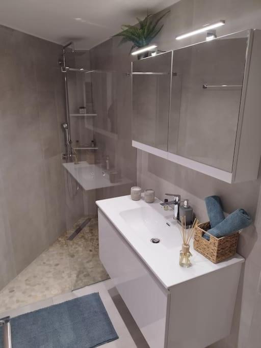 Floral Home 1 - Ground Floor Apt With Courtyard And Private Parking! Athén Kültér fotó