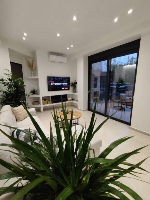 Floral Home 1 - Ground Floor Apt With Courtyard And Private Parking! Athén Kültér fotó