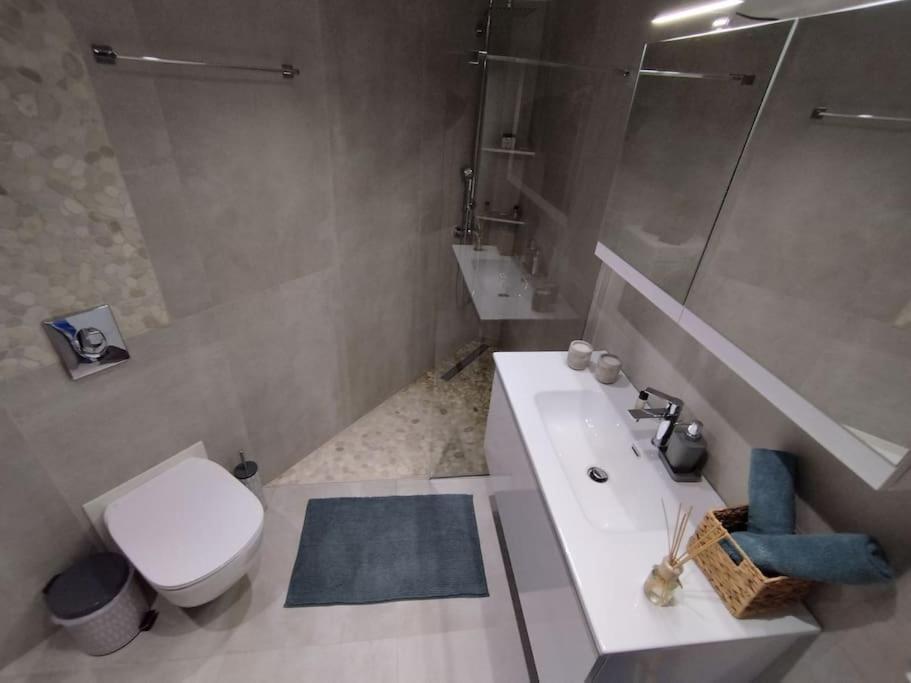 Floral Home 1 - Ground Floor Apt With Courtyard And Private Parking! Athén Kültér fotó
