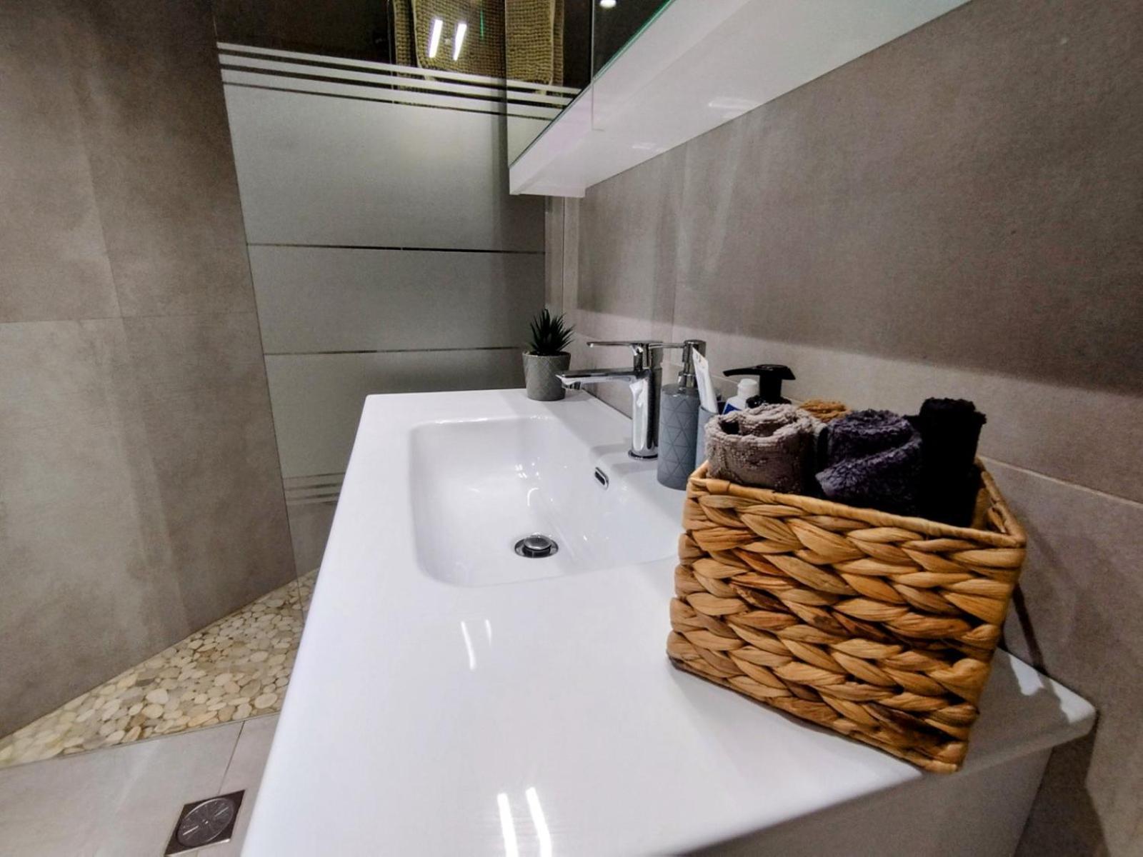 Floral Home 1 - Ground Floor Apt With Courtyard And Private Parking! Athén Kültér fotó